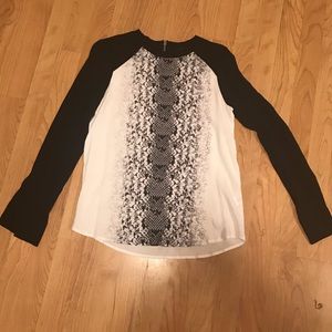 Soft, blousy zip back tee 😘